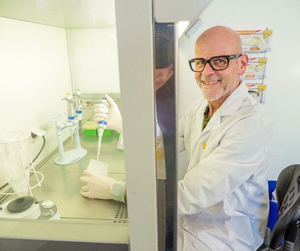 Der Geschäftsführer von Gerbion, Christoph Metzger-Boddien, bei der Arbeit im Labor. Foto: Holm Wolschendorf