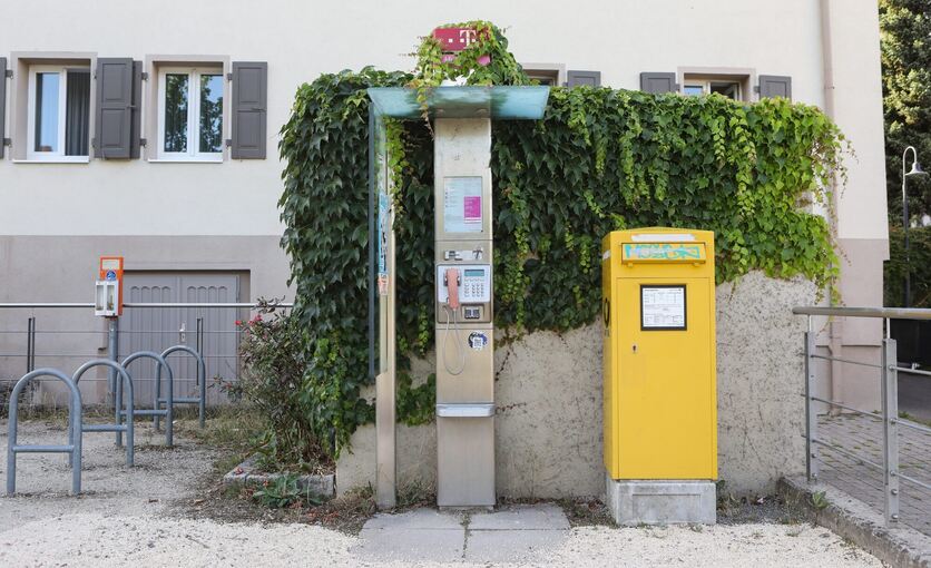 „Wie lang ist dein letztes Gespräch her?“ „Und du, wann hast du mal einen Brief geschluckt?“ Telefonsäule und Briefkasten am Wettemarkt in Oßweil. Bild: Ramona Theiss