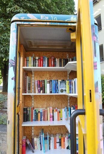 Als Bücherschrank zweckentfremdetes gelbes Telefonhäuschen in Remseck. Fotos: Ramona Theiss