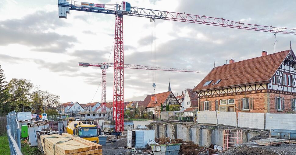 Mitten in der Stadt entstehen neun Mehrfamilienhäuser mit über 70 Wohnungen. Foto: Holm Wolschendorf