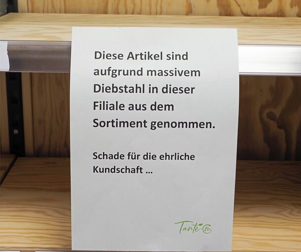 Die Hinweisschilder im „Tante M“ in Kleinbottwar sollen die Kunden wachrütteln. Foto: Holm Wolschendorf