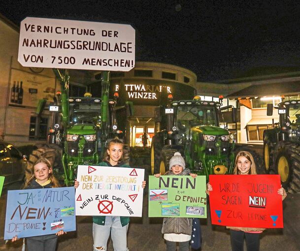 Protest vor dem Eingang mit Traktoren und Plakaten. Foto: Ramona Theiss