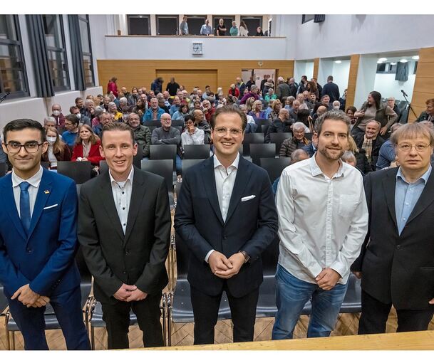 Die Bürgermeisterkandidaten in einer Reihe (von links): Michael Kara, Carsten Willing, Andreas Hildebrand, Daniel Frenzel und Ulrich Raisch. Foto: Andreas Essig