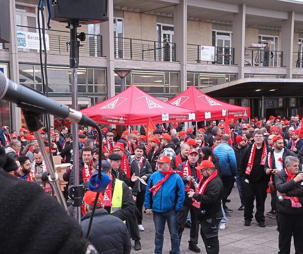 Mehr als 1000 Metaller beteiligten sich gestern an einer Kundgebung auf dem Bietigheimer Bahnhofsvorplatz, um die laufenden Metall-Tarifverhandlungen in Ludwigsburg lautstark zu unterstützen. Foto. Alfred Drossel