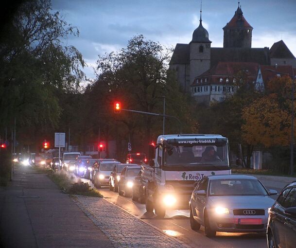 Geduldsprobe im Berufsverkehr: Auf der B 27 in Besigheim stehen die Autos Stoßstange an Stoßstange. Fotos: Alfred Drossel