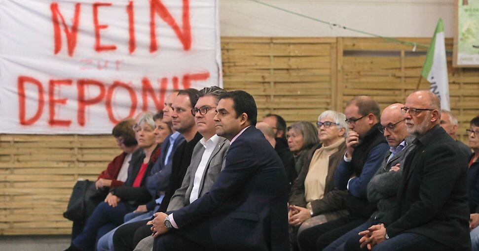Dass man im Bottwartal keine Deponie will, zeigten neben Plakaten auch die Mienen von Großbottwars Bürgermeister Ralf Zimmermann (vorne) und Oberstenfelds stellvertretendem Bürgermeister Michael Meder (links daneben). Foto: Ramona Theiss