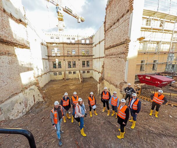 Rundgang in der Jägerhofkaserne: Im Innenhof sind Wohnungen fast schon bezugsfertig, rundherum laufen die Arbeiten an den alten Kasernengebäuden weiter. Foto: Holm Wolschendorf