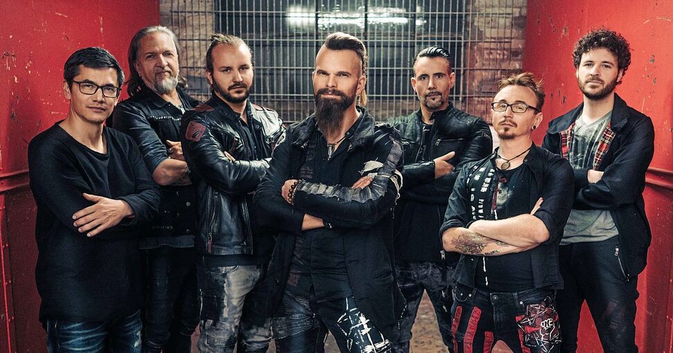 Saltatio Mortis sind startklar für die Barockstadt: Frank, Falk, Elsi, Alea, Jean, Luzi und Till (von links). Foto: Nadine Volz/p