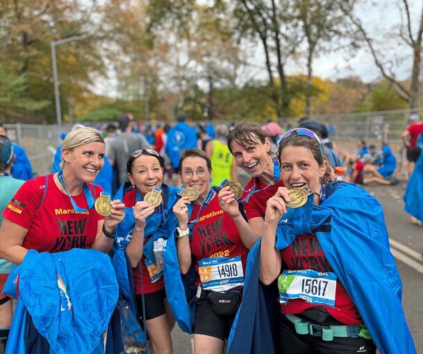 Am Ziel: Die fünf Frauen Birgit Großmann, Sabine Unger, Claudia Xander, Susanne Weber und Petra Siegmund (v.l. ) mit Medaillen und blauem New-York-Marathon Poncho.Fotos: privat