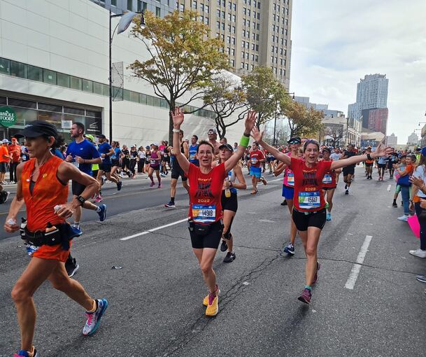 Jubel auf der Strecke. Ganz New York ist bei dem Marathon dabei.