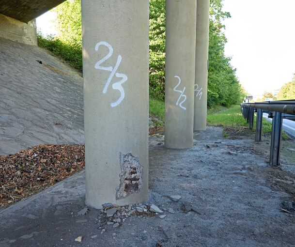 Marode Brückenpfeiler an der B 10 bei Schwieberdingen. Foto: Andreas Becker