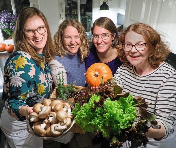 Unsere Kolleginnen Stephanie Bajorat, Julia Essich-Föll, Carolin Schneider und Marion Blum (von links) hatten viel Spaß beim gemeinsamen Kochen und Essen. Foto: Holm Wolschendorf