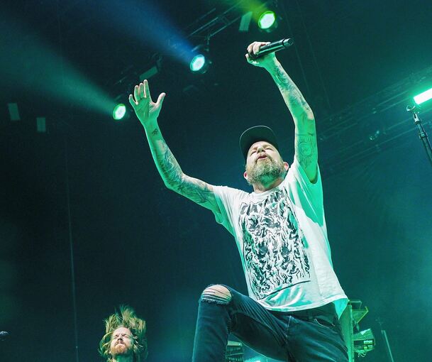 Sänger Anders Fridén und Kollegen in Aktion: In Flames begeistern in der MHP-Arena. Foto: Holm Wolschendorf