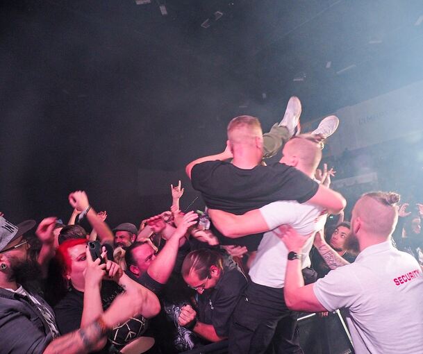 Stagediver werden vor der Bühne vom Security-Personal heruntergepflückt. Foto: Holm Wolschendorf