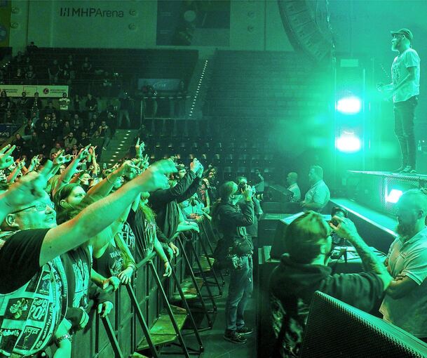 Sänger Anders Fridén und Kollegen in Aktion: In Flames begeistern in der MHP-Arena. Foto: Holm Wolschendorf