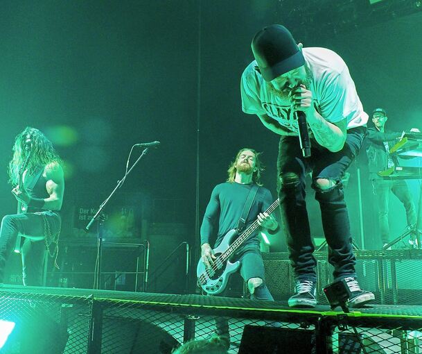 Sänger Anders Fridén und Kollegen in Aktion: In Flames begeistern in der MHP-Arena. Foto: Holm Wolschendorf