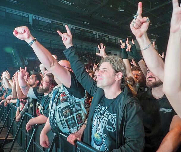 Die Fans sind voll dabei, die Arena mutiert zeitweilig zu einem einzigen riesigen Flummi. Foto: Holm Wolschendorf