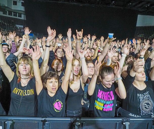 Die Fans in der MHP-Arena gehen begeistert mit. Foto: Holm Wolschendorf