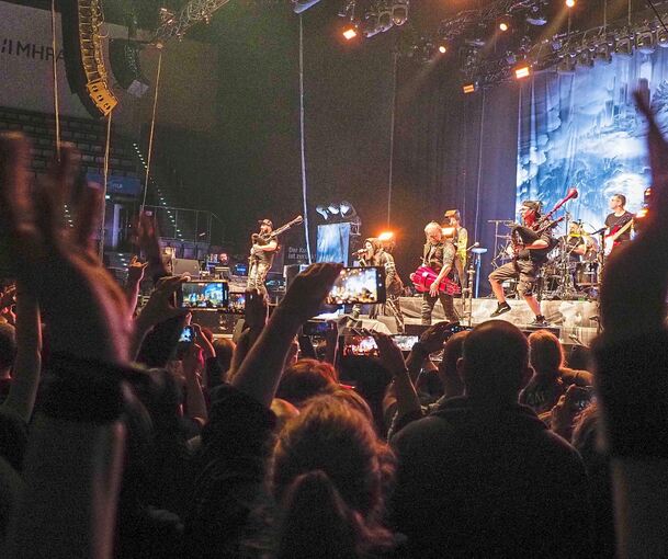 Endlich wieder ein Live-Konzert: Die Musiker feiern mit ihrem Publikum den Befreiungsschlag. Foto: Holm Wolschendorf