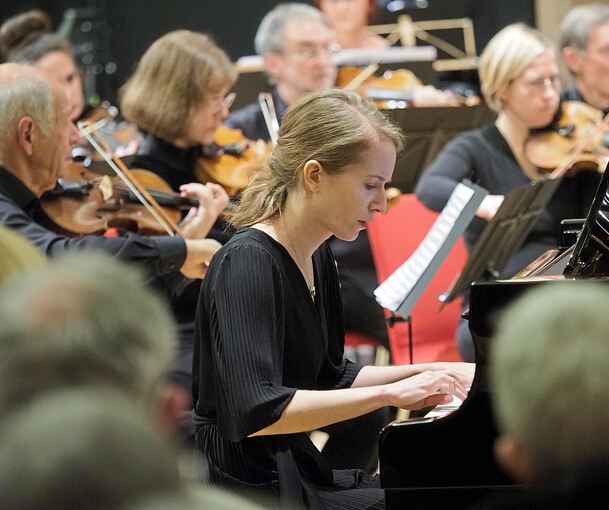 Höchste Konzentration beim Konzert: Die Pianistin Marie-Thérèse Zahnlecker. Foto: Holm Wolschendorf
