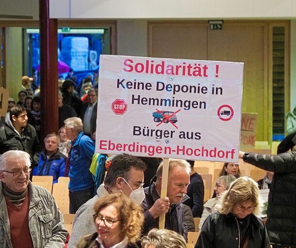 Der Protest gegen eine Deponie – sie würde höher als die Drehleiter aufragen – formiert sich rund um Hemmingen, jüngst bei der Bürgerinfo der AVL in der überfüllten Gemeinschaftshalle oder einem Termin der Gemeinde.