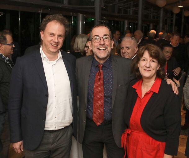 Volker Kugel (Mitte) mit dem Aufsichtsratsvorsitzenden und Ludwigsburger Oberbürgermeister Matthias Knecht, sowie Staatssekretärin Gisela Splett. Foto: Ramona Theiss