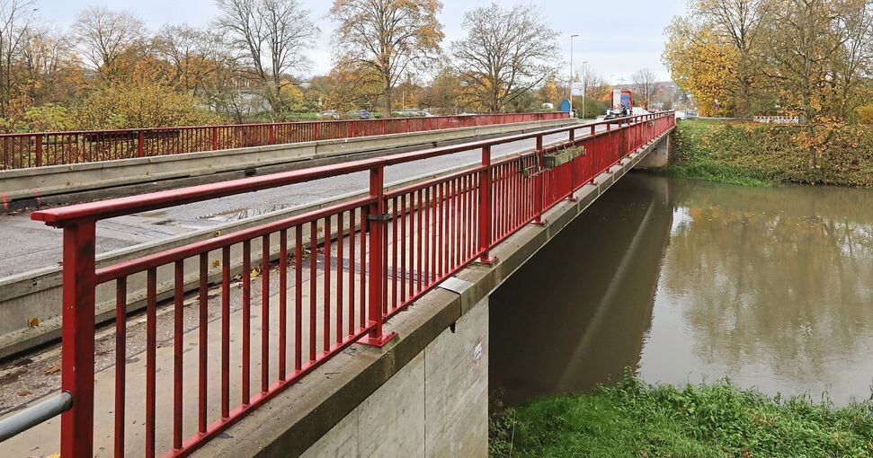 Die Brücke über den zum Kraftwerk Pleidelsheim führenden Kanal wird nicht saniert. Langfristig soll sie laut Mitteilung der Süwag Energie AG durch einen Neubau ersetzt werden. Foto: Ramona Theiss
