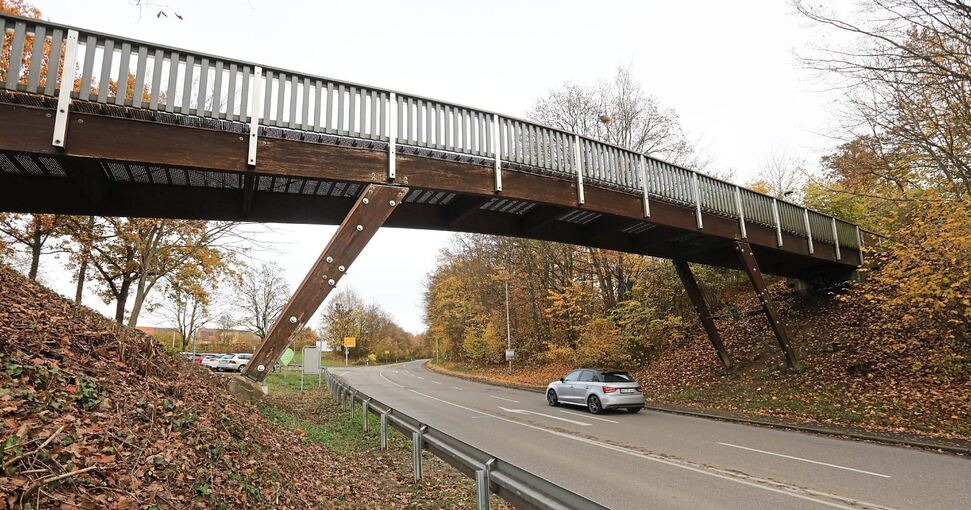 Die Fuß- und Radwegbrücke am östlichen Ortseingang von Hochberg muss erneuert werden. Foto: Ramona Theiss