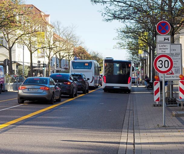 Eine neu geschaffene Busspur auf der Wilhelmstraße soll Verspätungen im Busverkehr eindämmen. Foto: Holm Wolschendorf