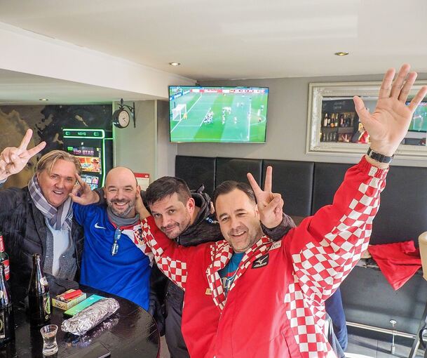 Kroatische Fans während des Deutschland-Spiels im Duje am Holzmarkt. Fotos: Holm Wolschendorf