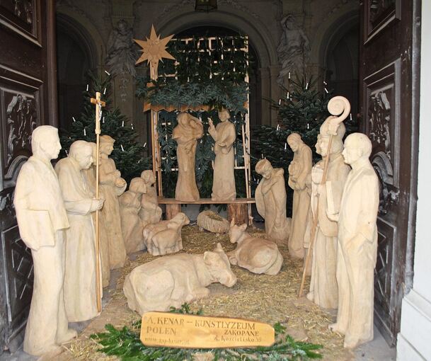 Krippe aus Polen mit lebensgroßen Figuren stimmt auf Weihnachten ein
