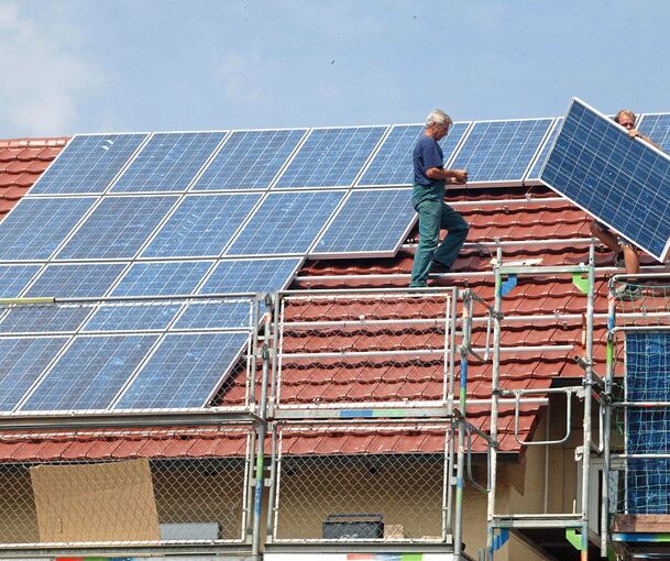 Wer eine Solaranlage auf dem Dach haben will, muss sich gedulden. Die Nachfrage ist groß. Archivfoto: Alfred Drossel