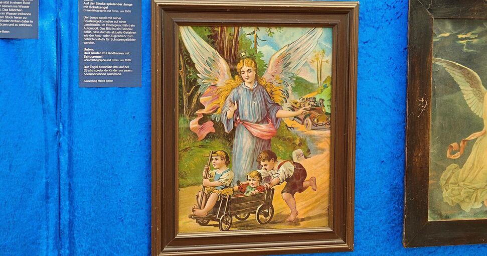 Ein Engel beschützt Kinder vor einem Auto.
