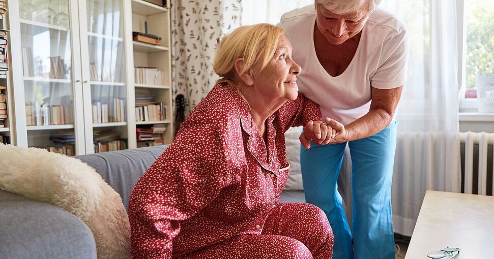 Eine Pflege in den eigenen vier Wänden wünschen sich viele Senioren, einen Pflegedienst zu finden, ist schwierig. Foto: adobe stock/Robert Kneschke