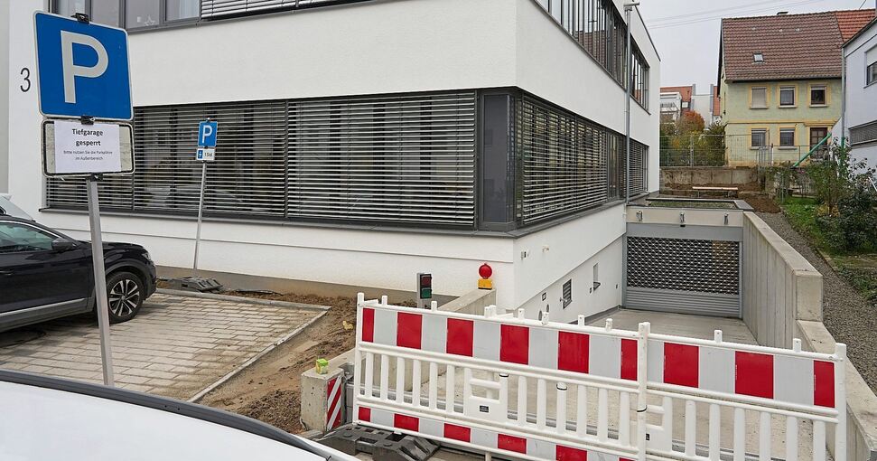 Keine Durchkommen: Die Tiefgarage unter dem neuen Gesundheitszentrum in Pleidelsheim ist den ganzen Winter über gesperrt. Foto: Andreas Becker