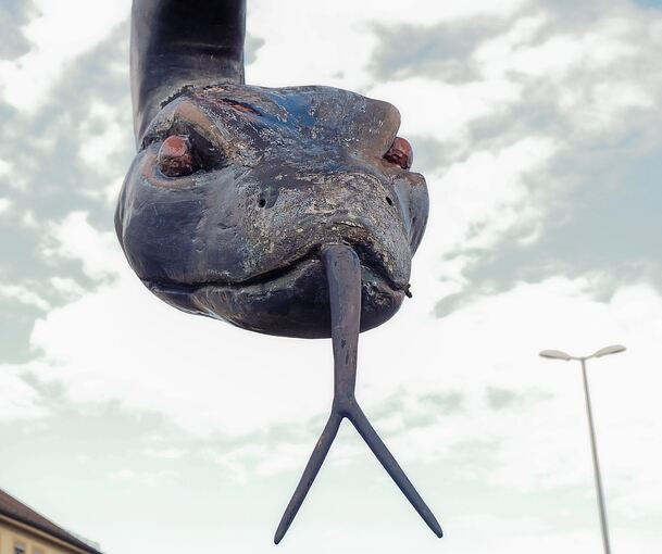 Noch ist die Schlange in ihrem Versteck. Die Wiederaufhängung der Skulptur ist abhängig vom Fortschreiten der Arbeiten und für das Frühjahr 2023 geplant. Archivfoto: Holm Wolschendorf