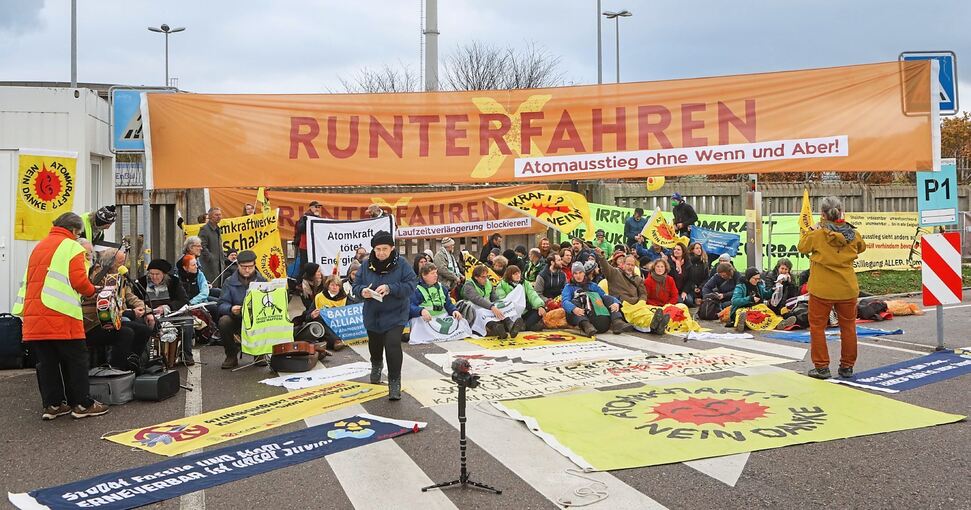 Knapp 100 Aktivisten der Anti-Atom-Kampagne „Runterfahren“ haben sich vor dem Tor des Kernkraftwerks Neckarwestheim versammelt, um friedlich ein Zeichen zu setzen. Fotos: Ramona Theiss
