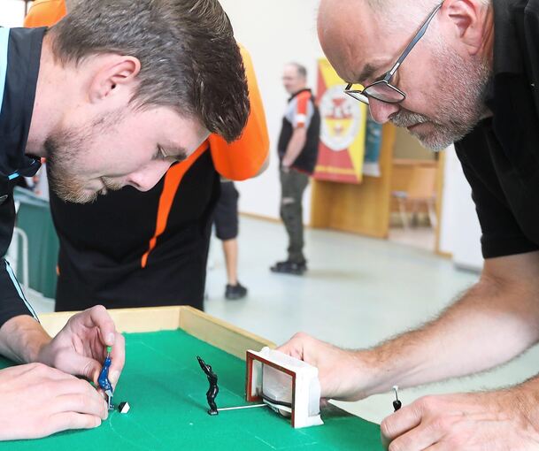 Sebastian Baadte (links) und Rainer Schlotz konzentrieren sich auf den Schuss. Foto: Ramona Theiss