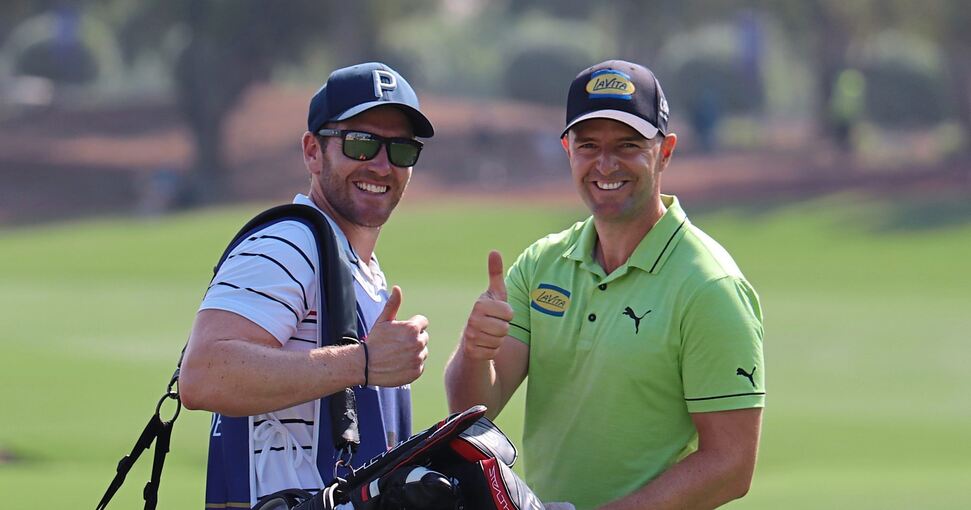 Caddie Pascal und Golf-Profi Marcel Schneider (rechts): Die Brüder ergänzen sich auf der Tour. Foto: privat