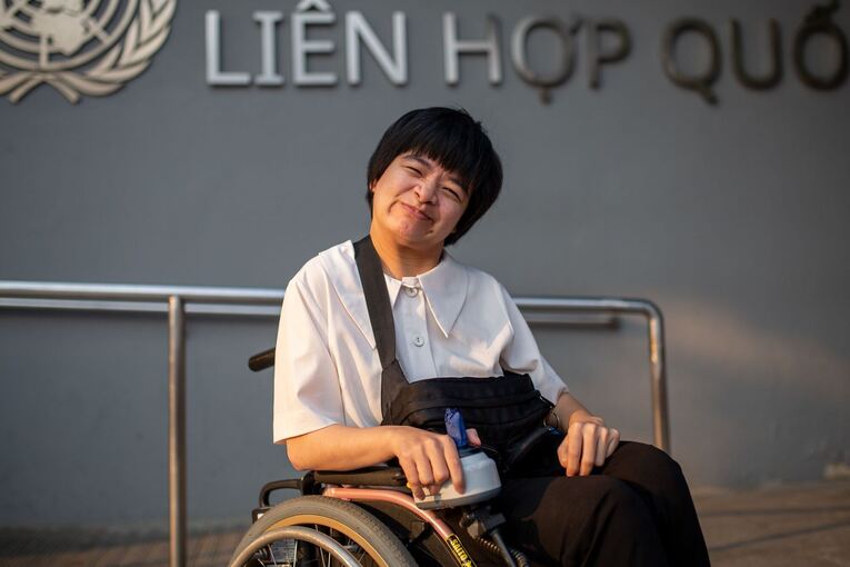 Rollstuhlfahrerin in Hanoi