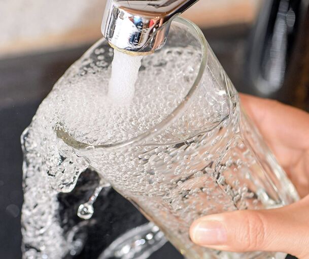 Dem Trinkwasser in Bissingen wird aktuell Chlor zugegeben. Symbolbild: Patrick Pleul/dpa