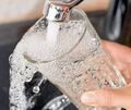 Dem Trinkwasser in Bissingen wird aktuell Chlor zugegeben. Symbolbild: Patrick Pleul/dpa