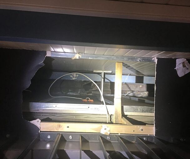 In diesen Schacht ist der achtjährige Junge in der Sprungarena gestürzt. Foto: privat