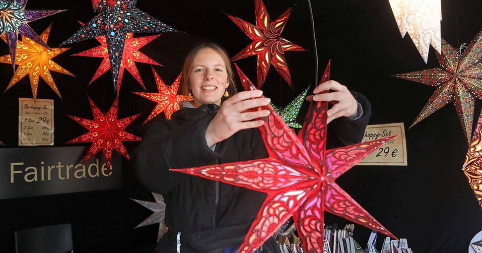 Jelena Greiner verkauft auf dem Weihnachtsmarkt fair gehandelte Sterne des Unternehmens Just Stars. Foto:Ramona Theiss