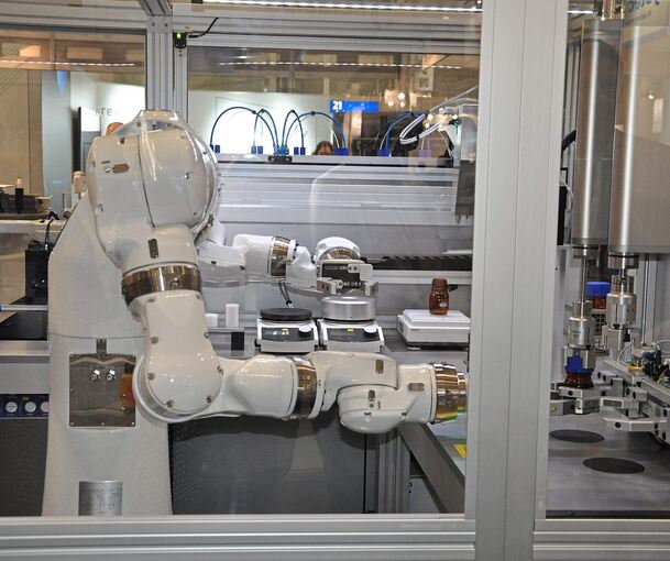 Maschinenbau oder Biotech? Ein Roboter produziert Nanopartikel-Systeme. Foto: Reutter/BioRegio STERN Management GmbH