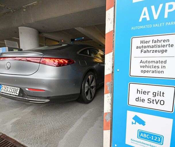 Ein Hinweisschild weist auf autonom parkende Autos hin.Foto: B. Weißbrod/dpa