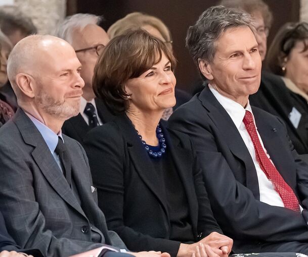 Nicola Leibinger-Kammüller mit Ehemann Mathias Kammüller (rechts) und, links daneben, Kai Uwe Peter, Präsident der Deutschen Schillergesellschaft. Foto: Andreas Essig