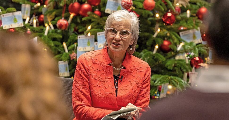 Ursula Keck gibt im weihnachtlich geschmückten Atrium der Stadtbücherei ihren Verzicht auf eine erneute Kandidatur für das Amt der Oberbürgermeisterin bekannt. Foto: Andreas Essig