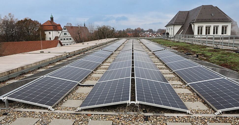 Die Photovoltaik-Anlage auf dem Dach der Grundschul-Mensa in Oßweil. Foto: Ramona Theiss