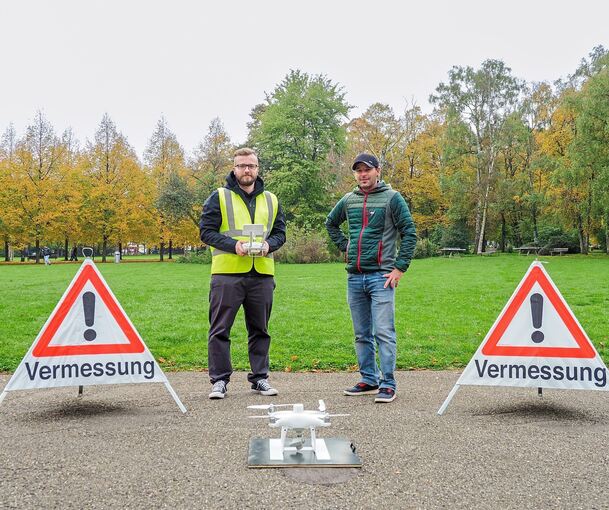 Wilhelm Rauser (links) steuert die Drohne, Oli John ist als Beobachter dabei. Dieser Flug fand zur Dokumentation der Baustelle auf der Sternkreuzung statt. Foto: Holm Wolschendorf